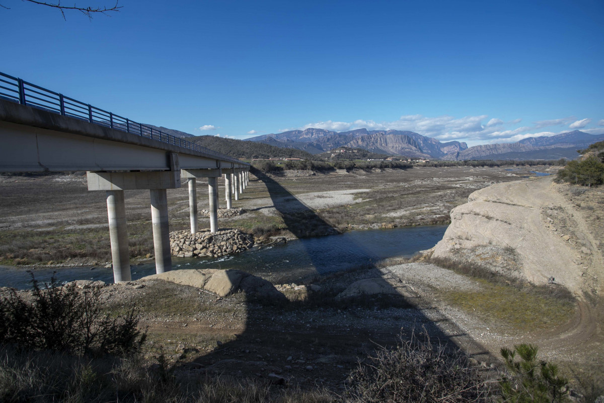 Sequía en el pantano de Rialb, a 28 de febrero de 2023, en Lleida, Catalunya.