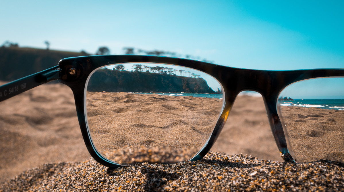 Acercamiento playa vista lentes gafas negras