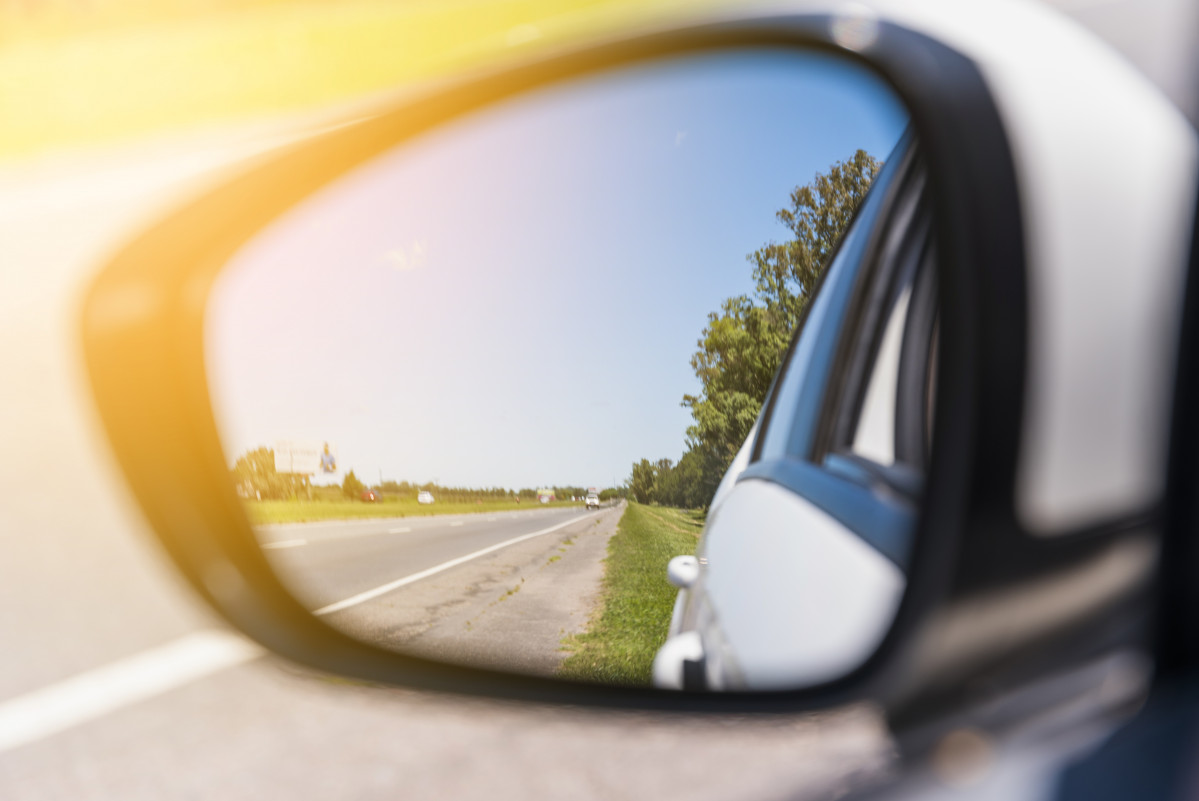 Carretera reflejada retrovisor