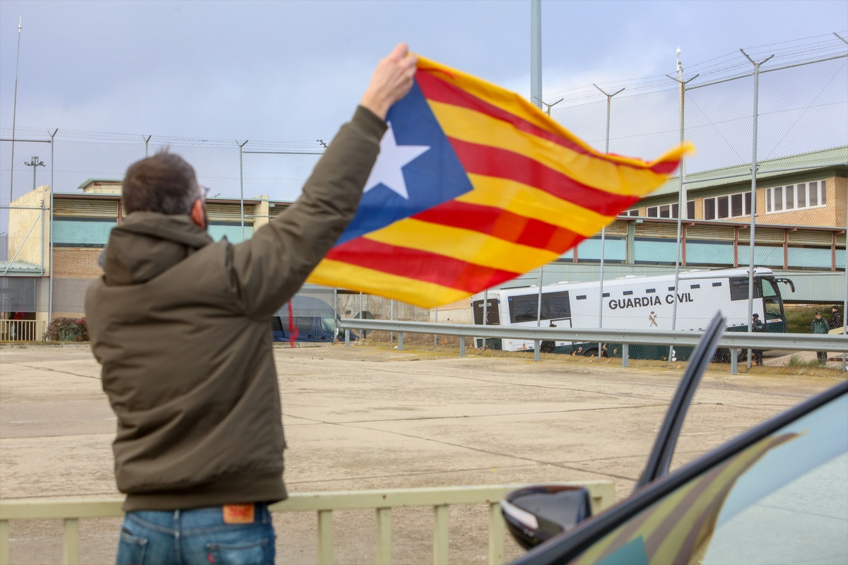 EuropaPress 1882447 hombre saluda bandera independentista presos acusados rebelion procedentes