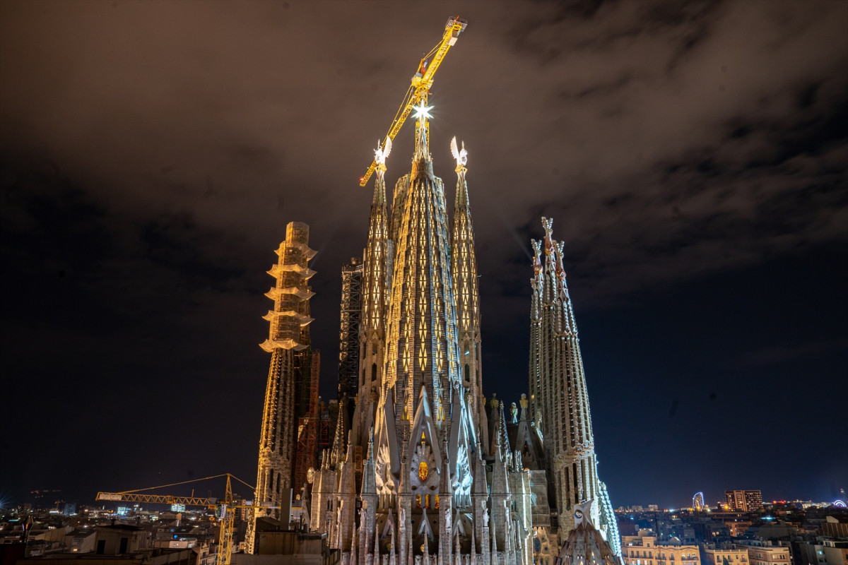 EuropaPress 4874620 acto iluminacion torres evangelistas lucas marcos basilica sagrada familia