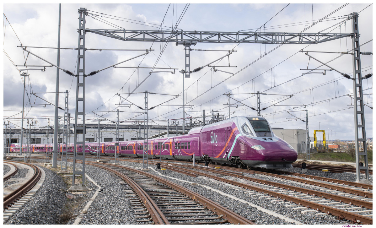 Archivo - Tren AVE 'low cost' de Renfe AVLO