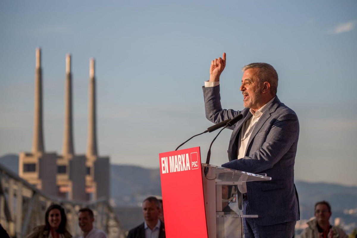 El candidato del PSC a la alcaldía de Barcelona, Jaume Collboni, en un acto este jueves en el Parc del Fòrum junto al presidente del Gobierno, Pedro Sánchez, y la alcaldesa de Sant Adrià de Besòs