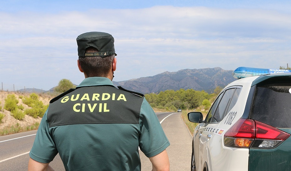 EuropaPress 4578187 agente guardia civil junto vehiculo carretera foto archivo