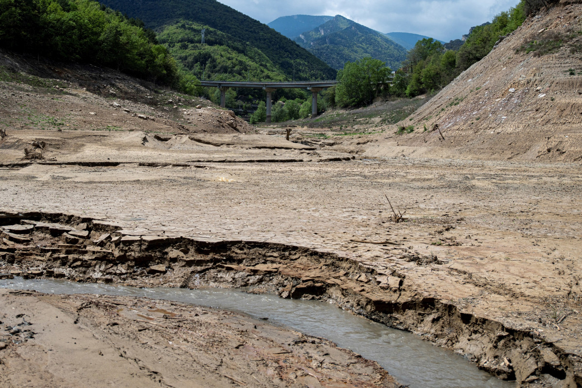 Imagen de archivo - Zona seca en el pantano de la Baells, a 26 de abril de 2023, en Barcelona, Catalunya (España).