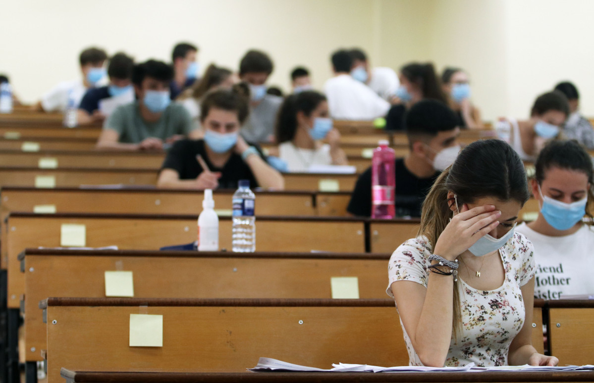 Archivo - Estudiantes durante la realización de las pruebas de evaluación para el acceso a la Universidad (EBAU), tradicionalmente llamada selectividad, en Málaga