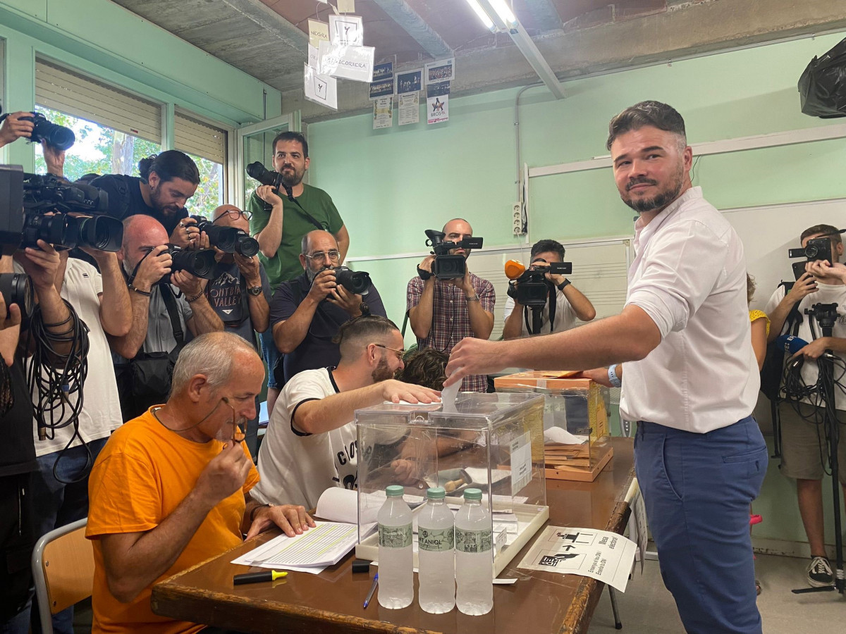 El candidato de ERC al Congreso por Barcelona, Gabriel Rufián, vota en las elecciones generales del 23 de julio.