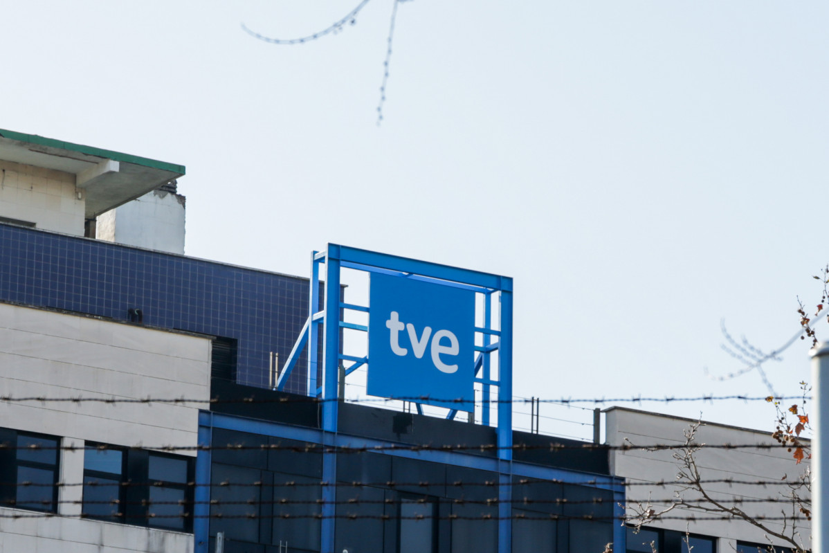 Archivo - Logotipo de Televisión Española en la sede de RTVE en Prado del Rey, Madrid (España).