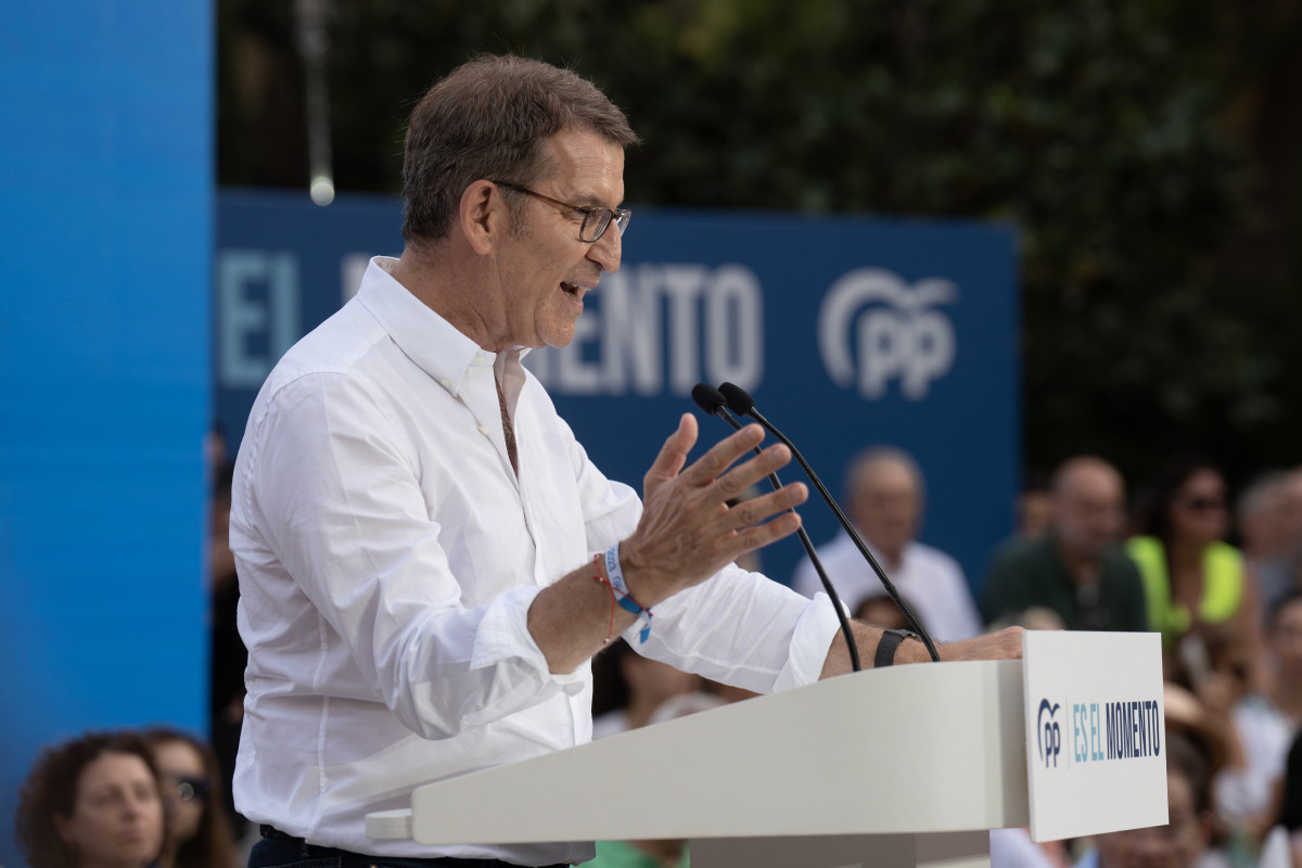 El candidato del PP para la Presidencia del Gobierno, Alberto Núñez Feijóo, durante un mitin para las elecciones del 23J en Turó Park, a 17 de julio de 2023, en Barcelona, Catalunya (España). Fei