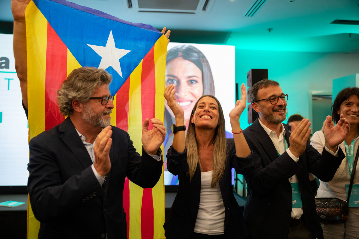 La candidata número 1 de Junts por Barcelona al Congreso de los Diputados, Míriam Nogueras (c), y el vicepresidente y portavoz de Junts, Josep Rius (d), durante el seguimiento de la jornada electora