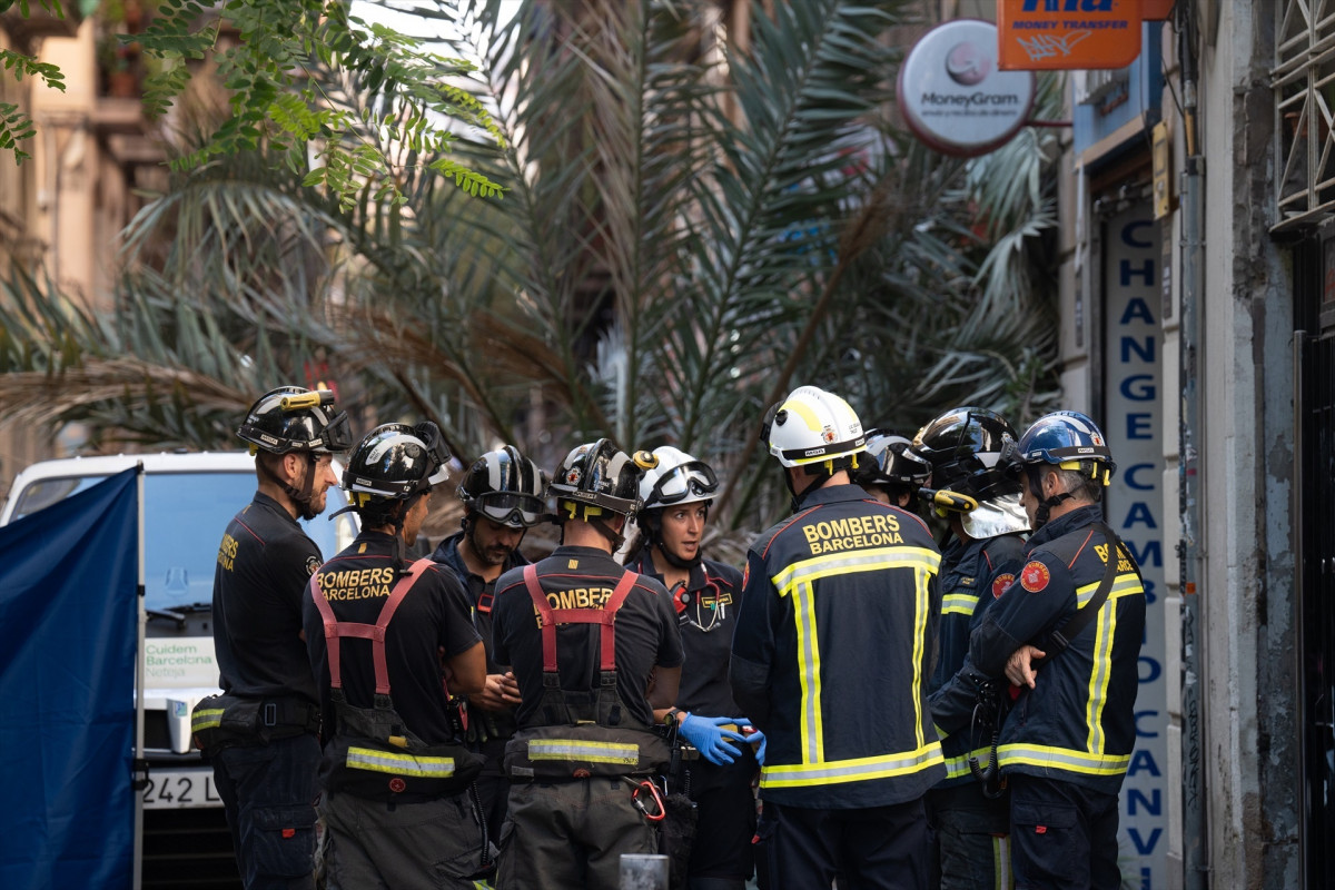 EuropaPress 5366658 bombers barcelona trabajan operativo muerte mujer caerle encima palmera