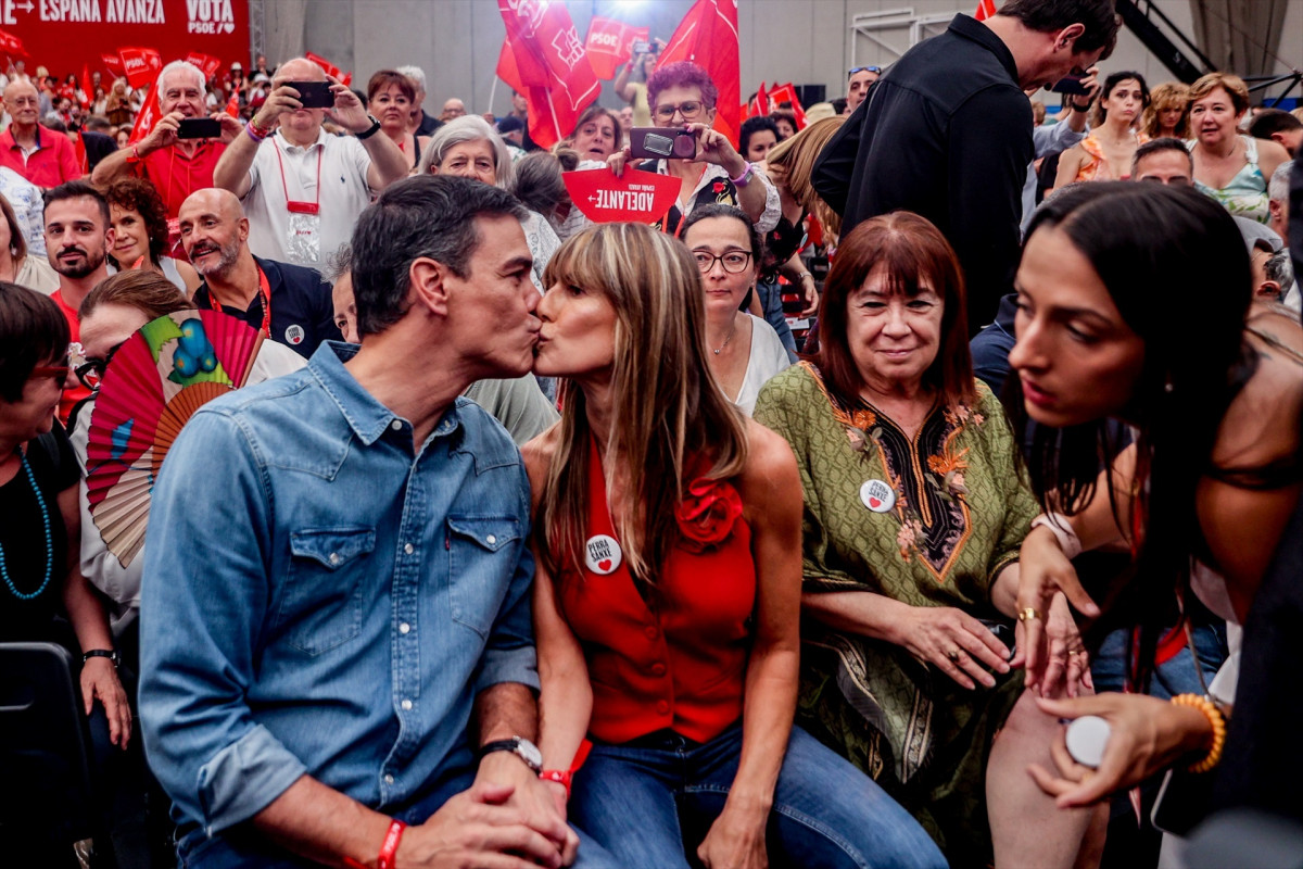 EuropaPress 5346340 presidente gobierno candidato reeleccion psoe pedro sanchez mujer begona