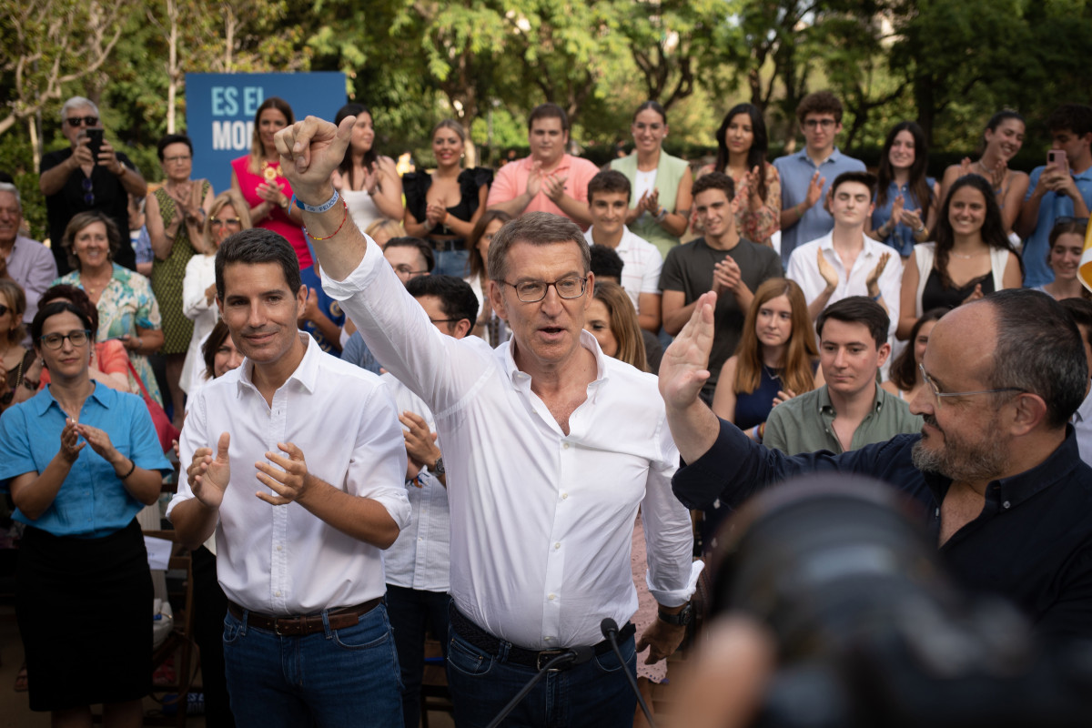 El candidato del PP para la Presidencia del Gobierno, Alberto Níñez Feijóo (c), durante un mitin para las elecciones del 23J en Turó Park, a 17 de julio de 2023, en Barcelona, Catalunya (España).