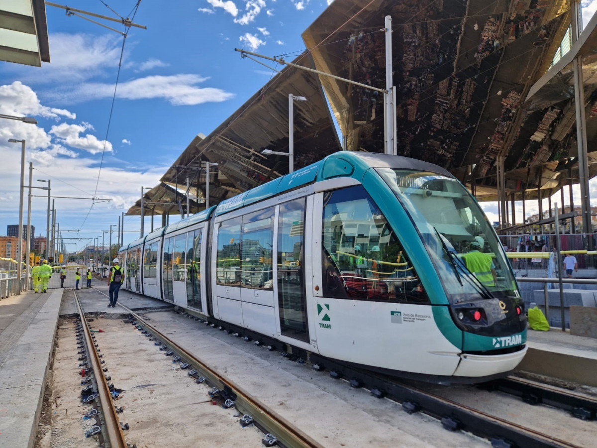 Tranvía circulando por el nuevo tramo de Glòries.