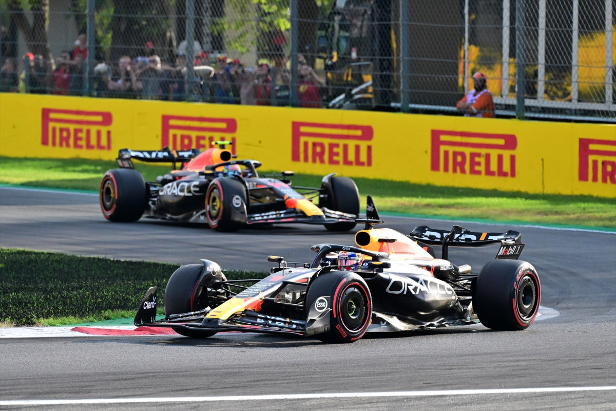 EuropaPress 5415613 01 verstappen max nld red bull racing rb19 action 11 perez sergio mex red