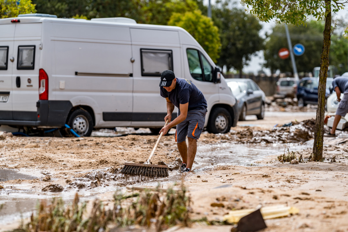 Una persona trata de evitar que el agua se acumule en una de las zonas afectadas por las inundaciones provocadas por la DANA, a 4 de septiembre de 2023, en El Álamo, Madrid (España). La zona más af