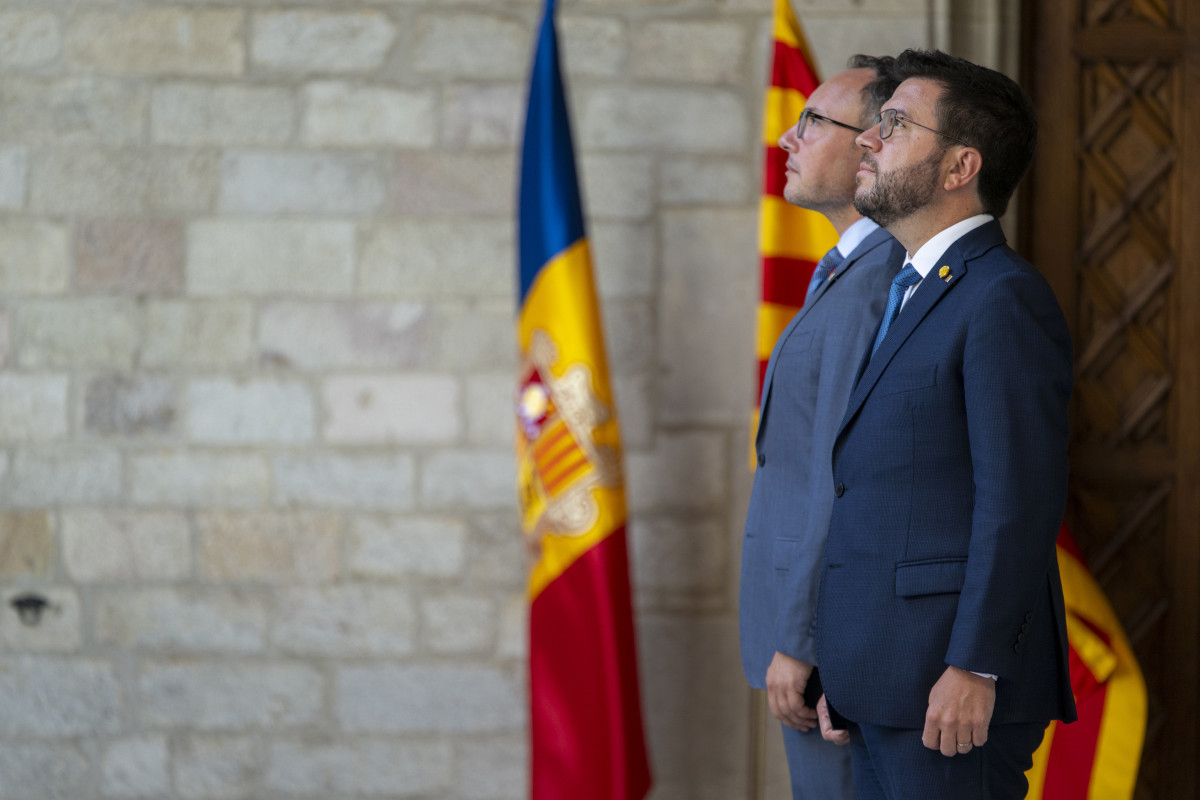 El jefe de Gobierno de Andorra, Xavier Espot, y el presidente de la Generalitat de Catalunya, Pere Aragonès, a su llegada a una reunión en el Palau de la Generalitat