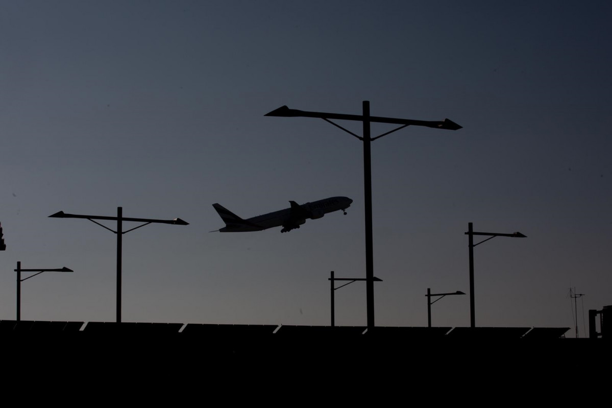 EuropaPress 4246488 avion despegando aeropuerto barcelona el prat