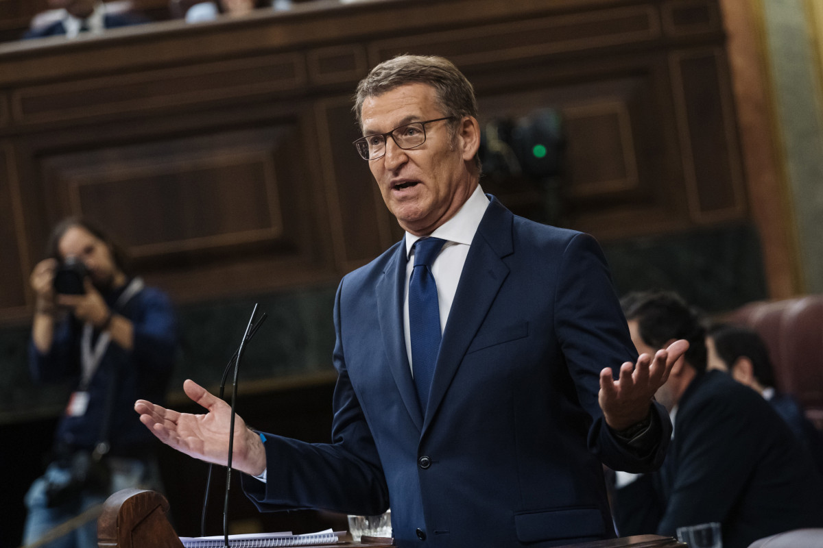 El líder del PP y candidato a la Presidencia del Gobierno, Alberto Núñez Feijóo, interviene durante la primera sesión del debate de investidura del líder del PP, en el Congreso de los Diputados,