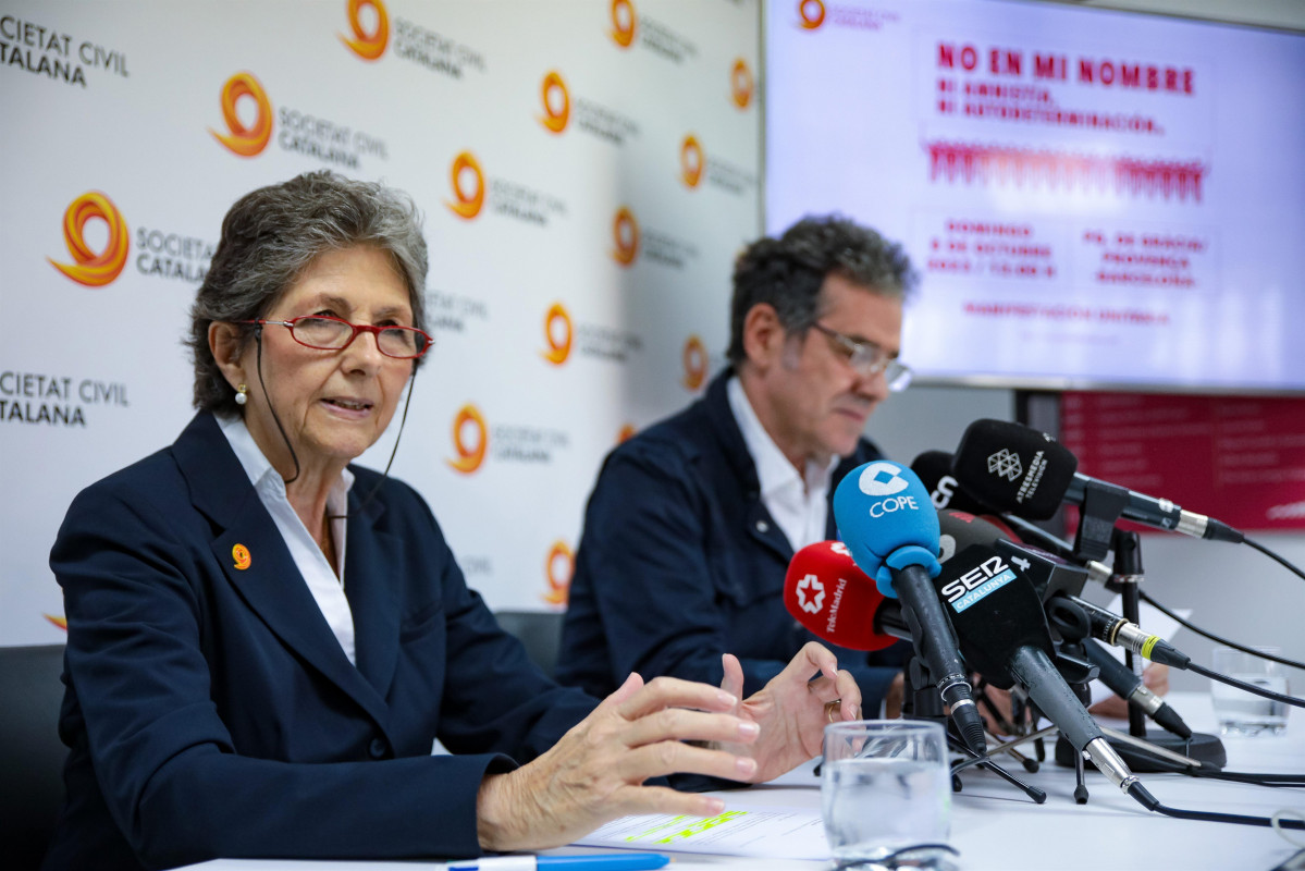 La presidenta de SCC, Elda Mata, y el vicepresidente de SCC, Álex Ramos, en rueda de prensa.