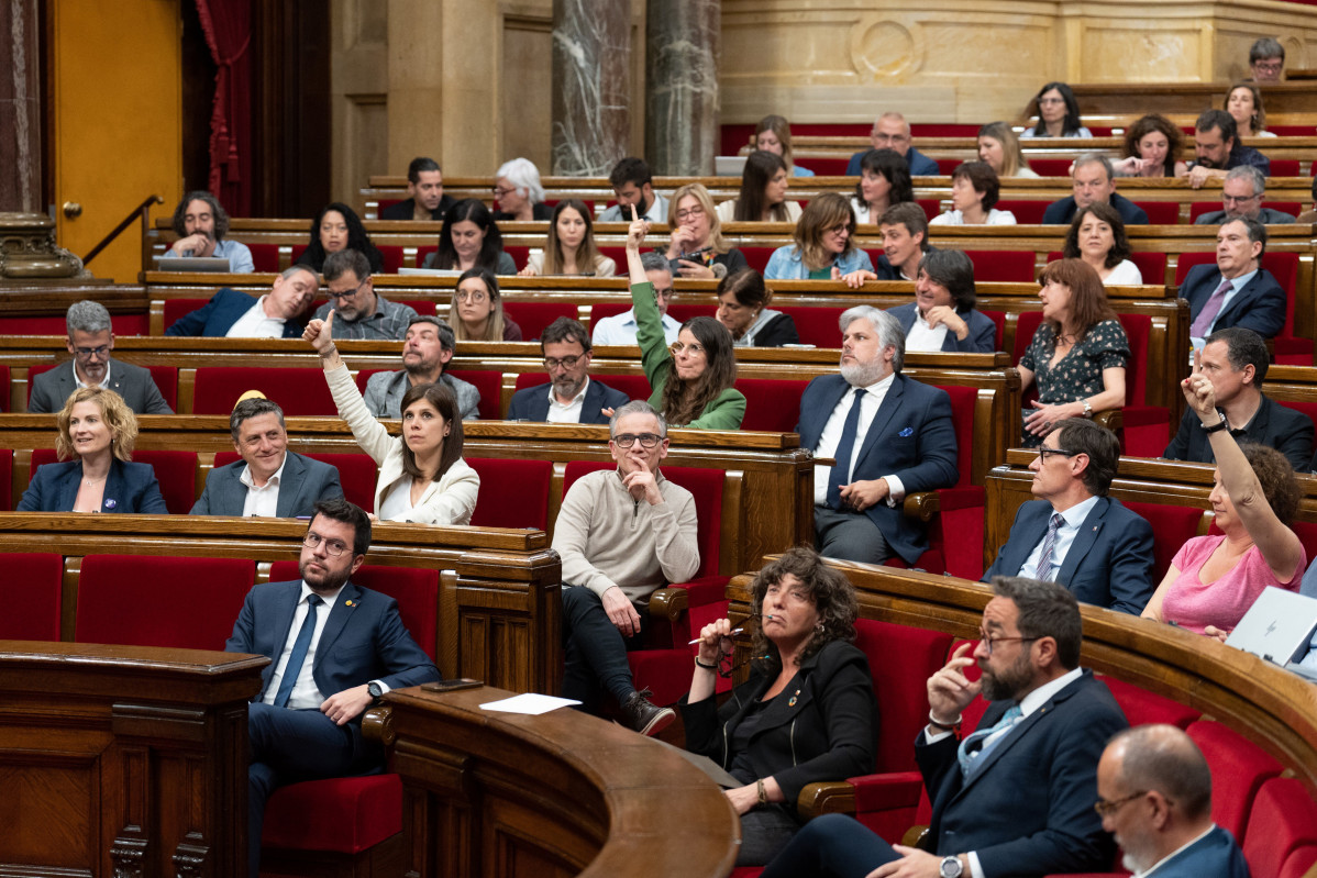 Archivo - Votación en el pleno del Parlament. Foto de archivo