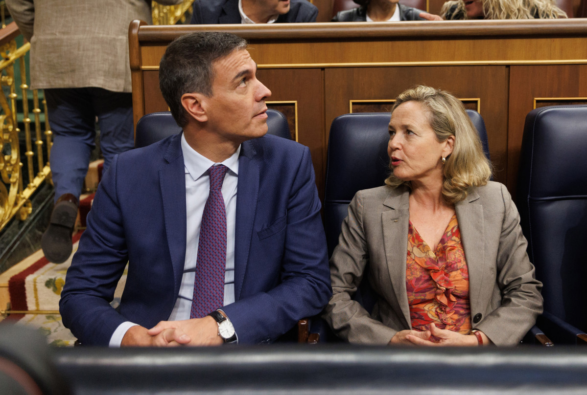 El presidente del Gobierno en funciones, Pedro Sánchez y la vicepresidenta primera y ministra de Economía y Transformación Digital en funciones, Nadia Calviño, durante la segunda votación de la i