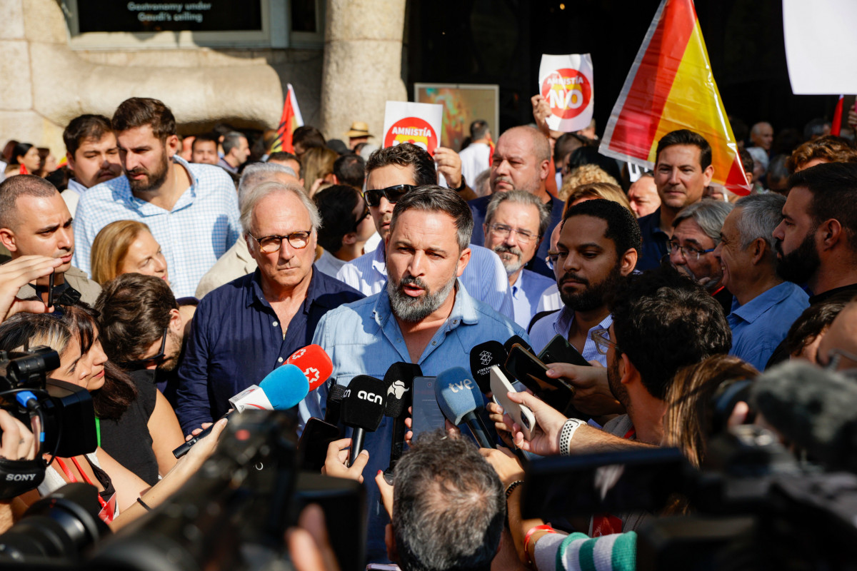 El líder de Vox, Santiago Abascal, atiende a los medios de comunicación antes de la manifestación de SCC, a 8 de octubre de 2023, en Barcelona, Catalunya (España)