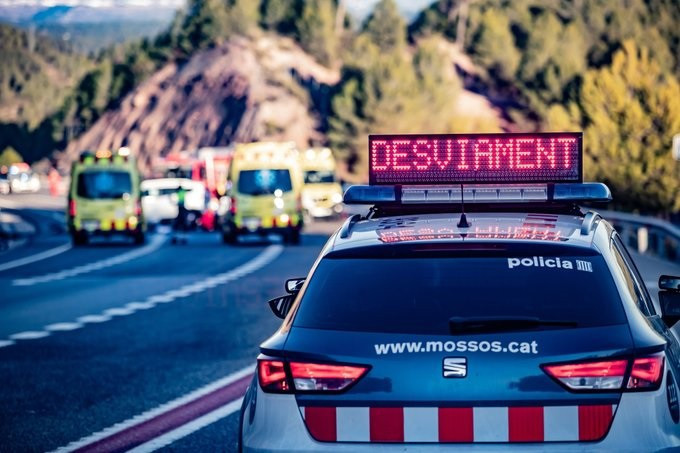 Archivo - Un cotxe dels Mossos d'Esquadra i ambulàncies del SEM en un accident de trànsit