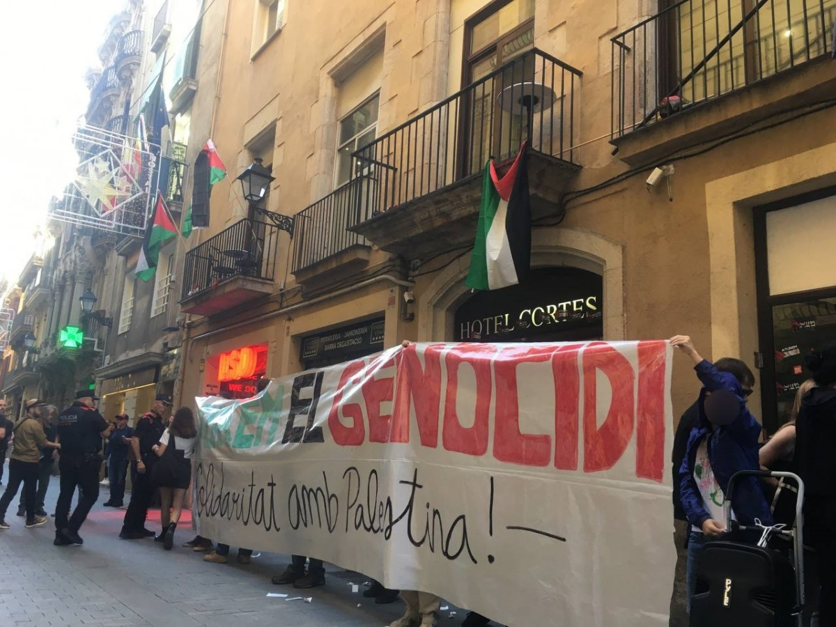 EuropaPress 5521206 50 personas ocupan entrada hotel propiedad israeli barcelona