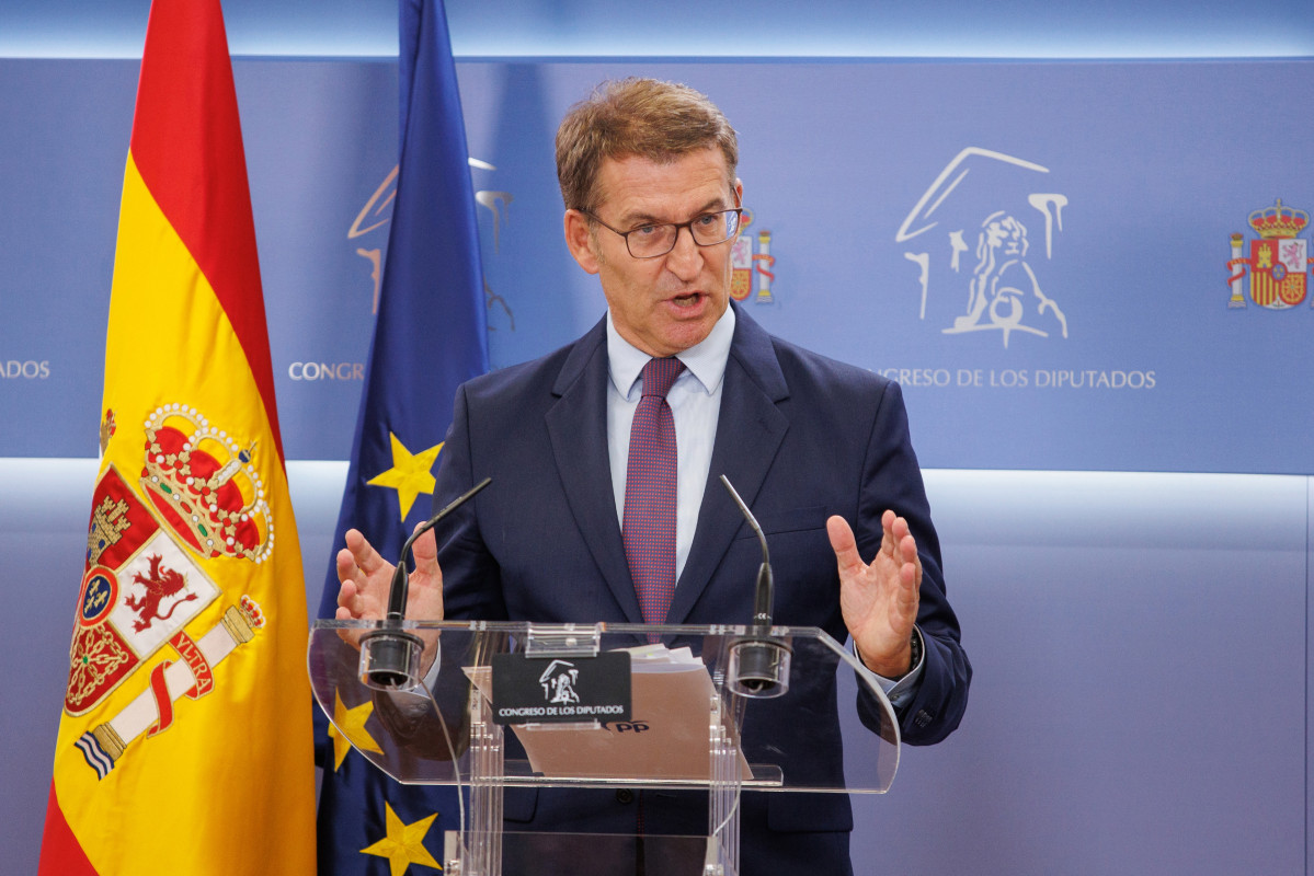 El líder del Partido Popular, Alberto Núñez Feijóo, comparece en una rueda de prensa tras su reunión con el secretario general del PSOE y presidente del Gobierno en funciones, Pedro Sánchez, den