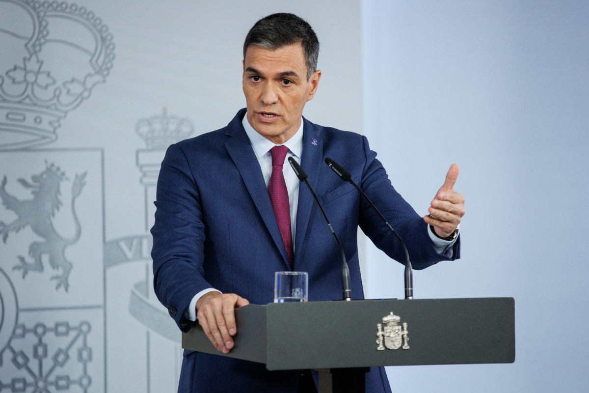 El presidente del Gobierno en funciones, Pedro Sánchez, ofrece una rueda de prensa tras reunirse con el Rey Felipe VI, en el Complejo de la Moncloa, a 3 de octubre de 2023, en Madrid (España).