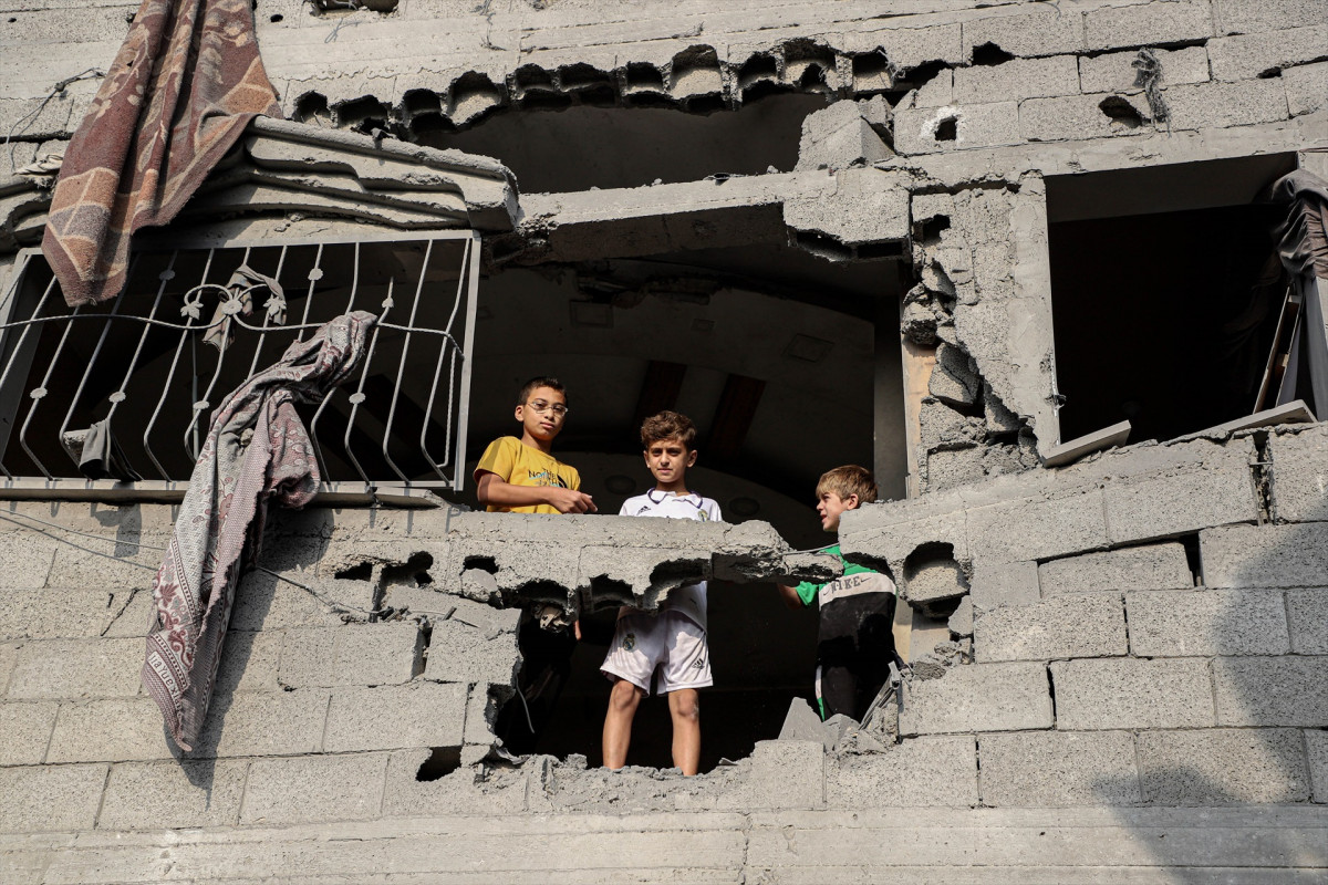 EuropaPress 5531050 gaza oct 25 2023    palestinian boys stand in damaged building after