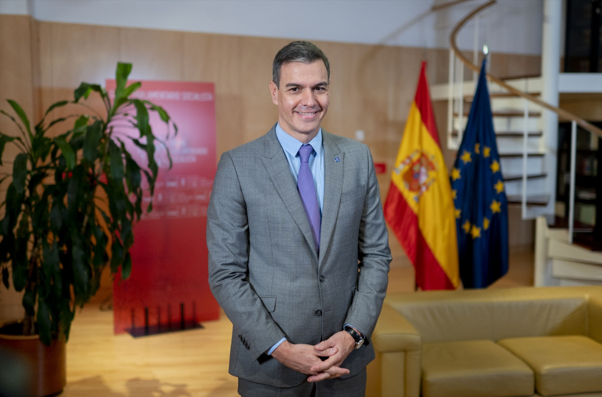 EuropaPress 5496937 presidente gobierno funciones pedro sanchez posa recibir diputado bng ronda