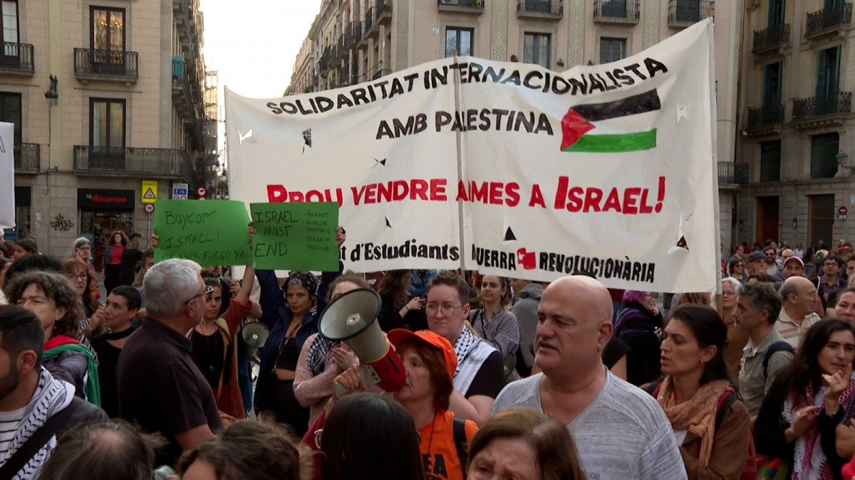 1.200 Personas Se Concentran En Barcelona Contra 