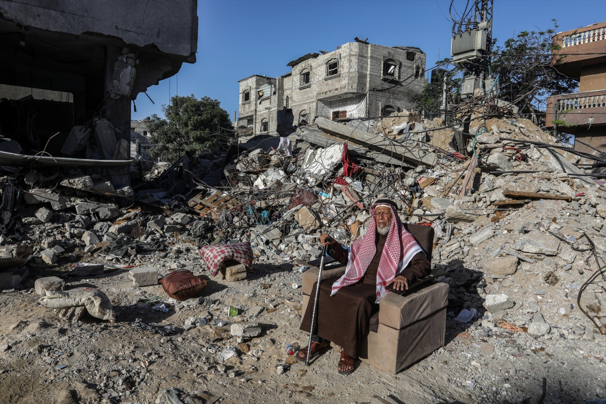 EuropaPress 5554013 04 november 2023 palestinian territories rafah palestinian man sits on the