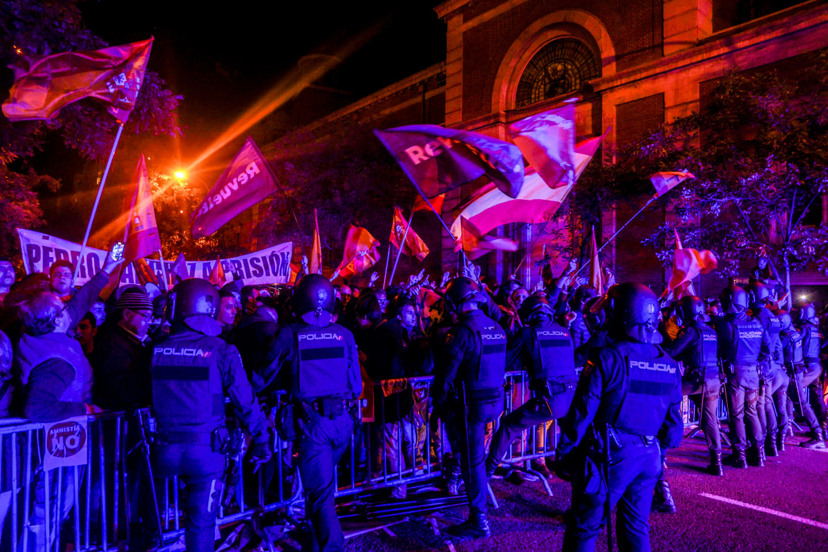 EuropaPress 5559314 policia carga contra manifestantes concentracion contra amnistia frente