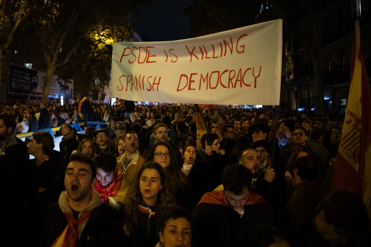 EuropaPress 5565924 pancarta lee psoe is killing spanish democracy protesta calle ferraz