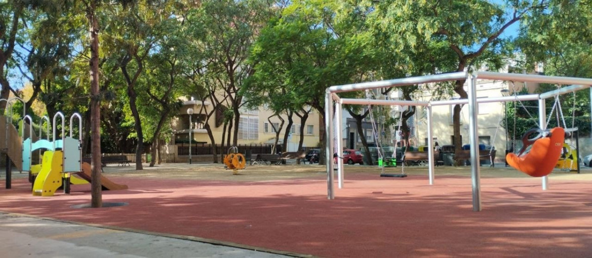 Una de las nuevas áreas de juegos infantiles renovadas en seis distritos de Barcelona