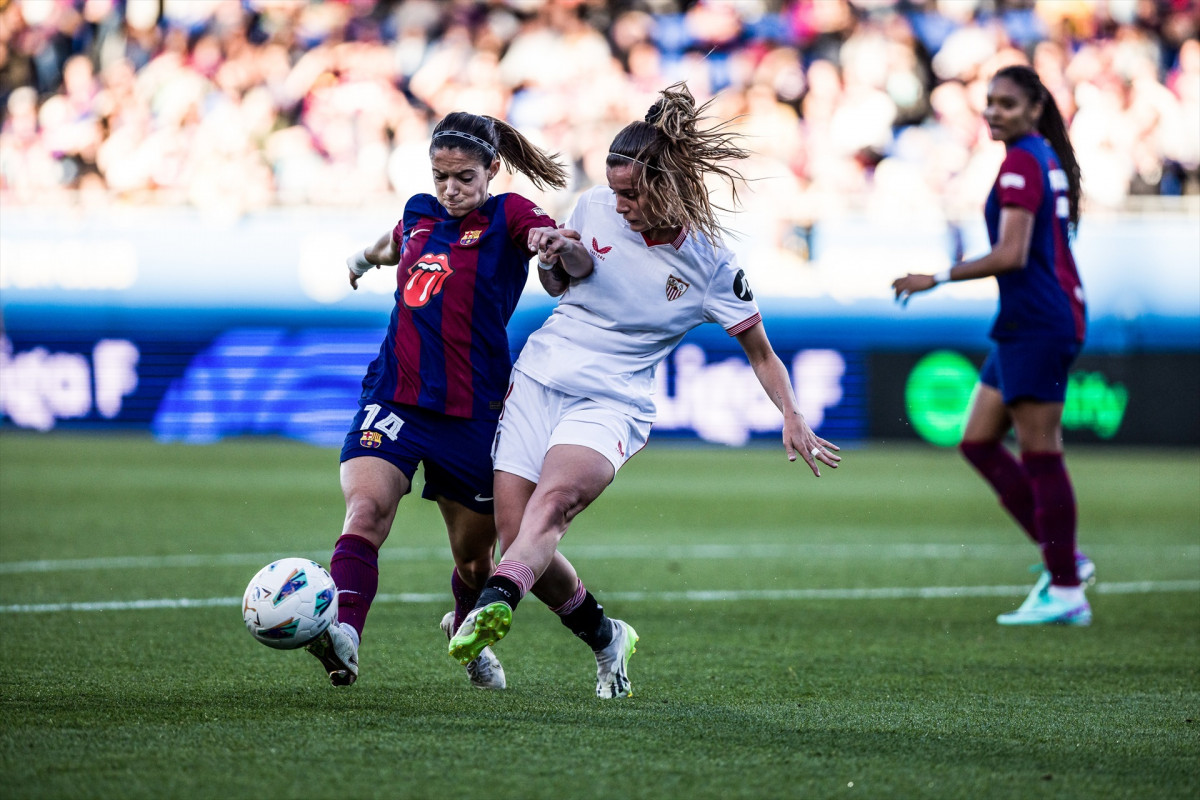 EuropaPress 5556171 aitana bonmati of fc barcelona femenino in action against klara cahynova of