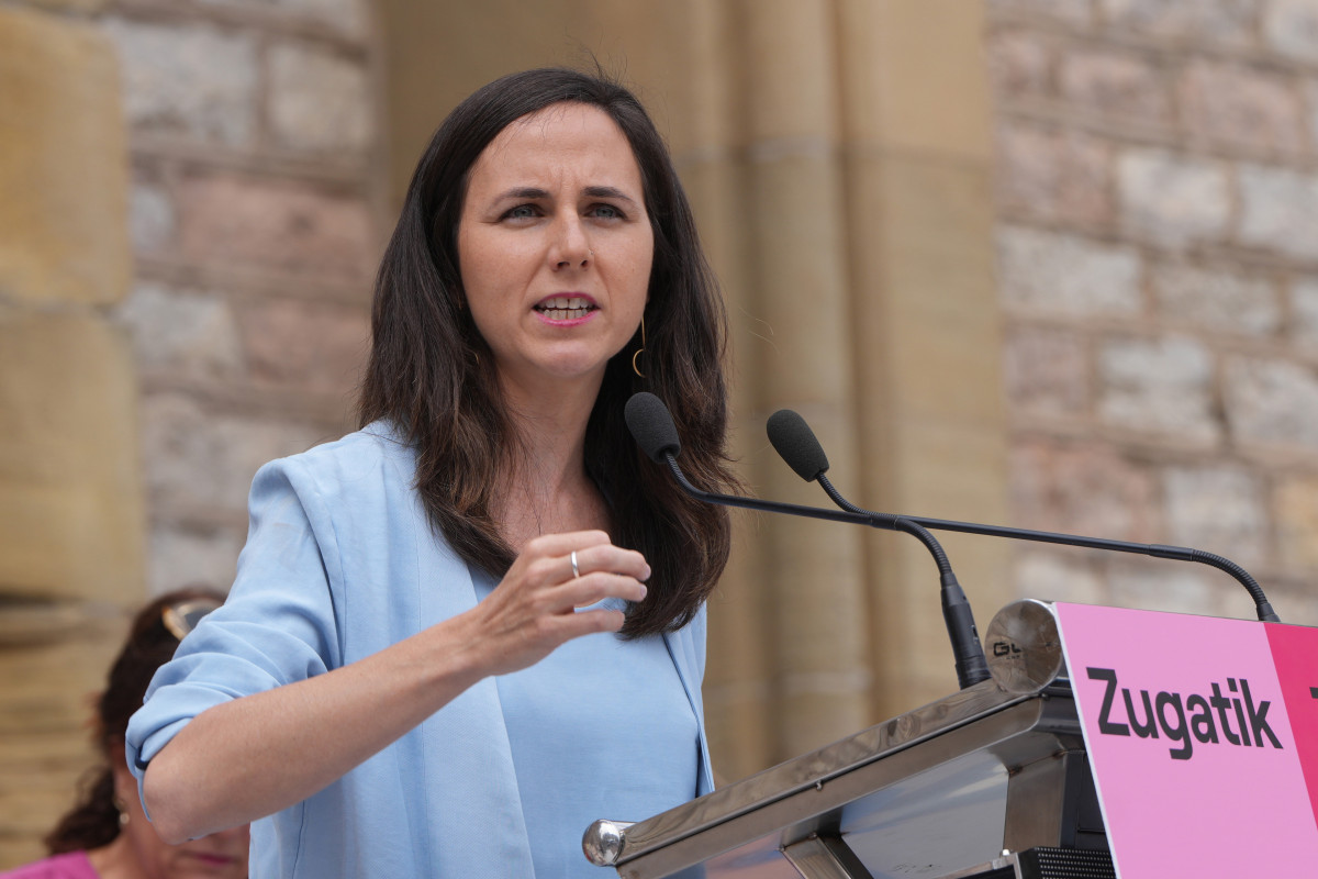 Archivo - La ministra de Derechos Sociales y Agenda 2030, Ione Belarra, interviene durante un acto de campaña de Sumar, en la plaza de Cataluña, a 20 de julio de 2023, en San Sebastián, Guipúzcoa,