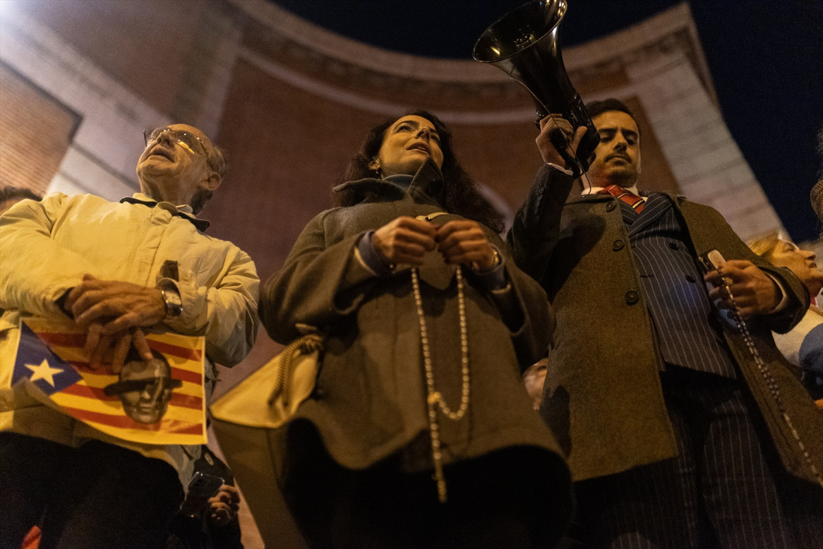 EuropaPress 5574705 mujer rosario manifestacion contra amnistia frente sede psoe ferraz 13