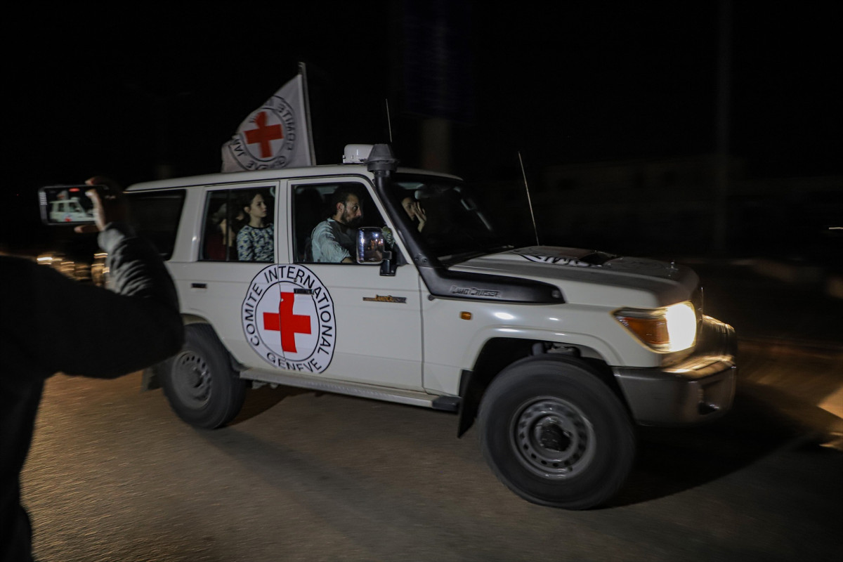 EuropaPress 5602422 gaza nov 26 2023    staff members of the red cross transfer released