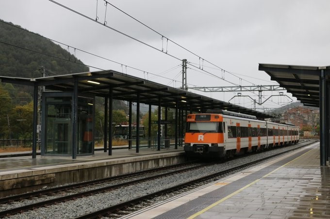 Archivo - Tren de Rodalies circulando un día de lluvia.