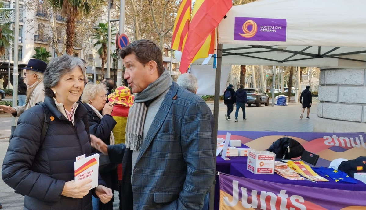 Elda Mata en la carpa instalada en la Diagonal de Barcelona en el día de la Constitución.