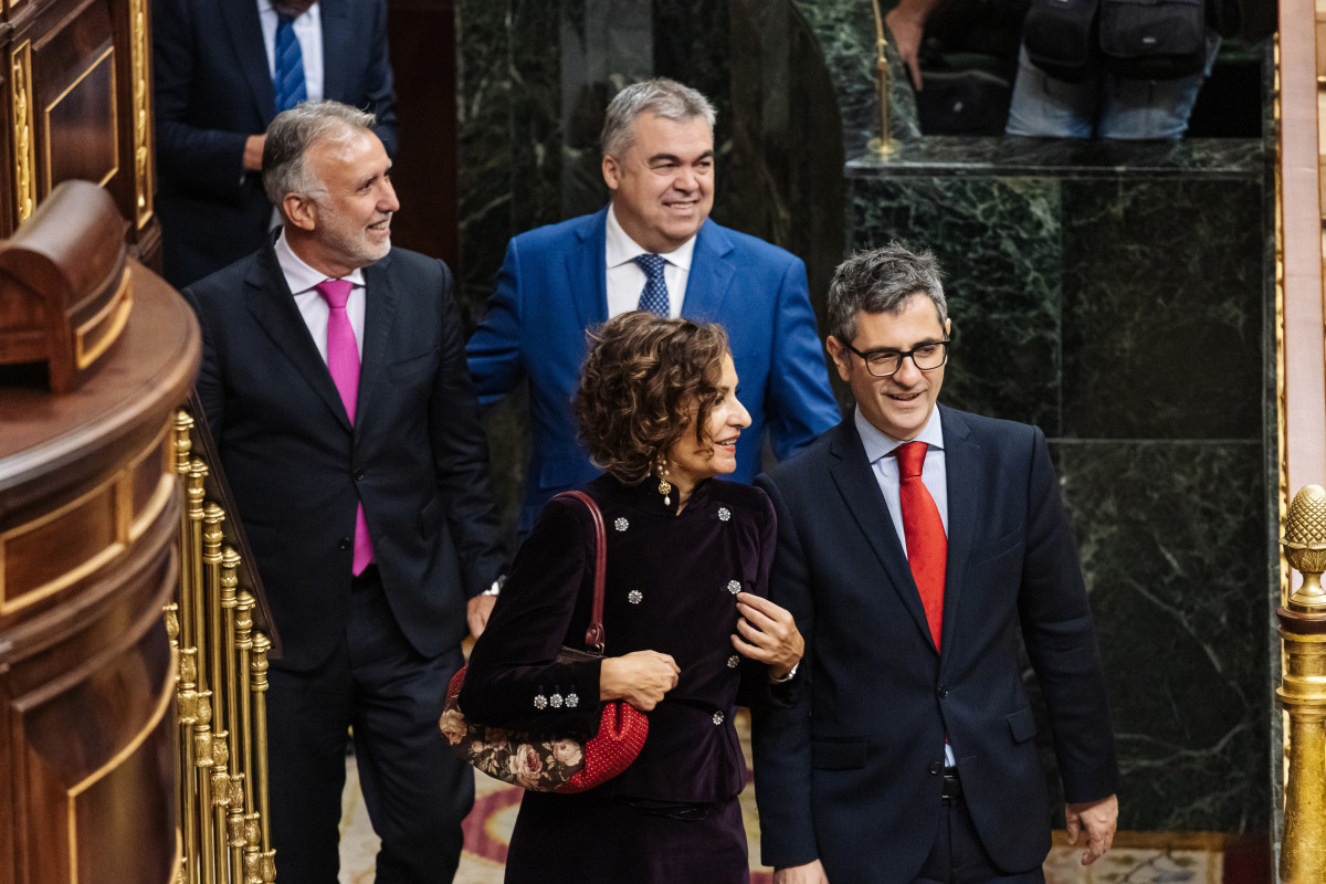 (I-D) El ministro de Política Territorial, Ángel Víctor Torres; el secretario de Organización del Partido Socialista, Santos Cerdán; la vicepresidenta cuarta y 'número dos' del PSOE, María Jes