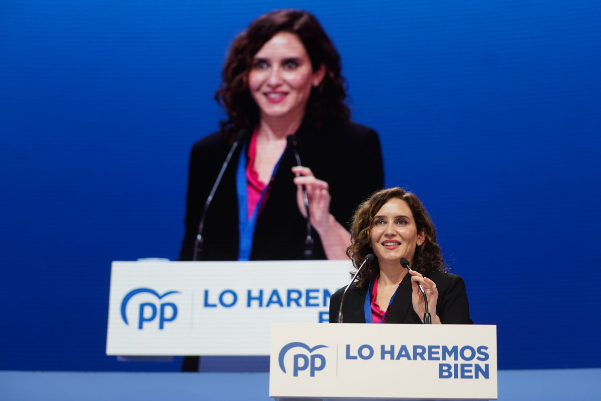 La presidenta de la comunidad de Madrid, Isabel Díaz Ayuso, durante su intervención  en el Palacio de Congresos de Sevilla (FIBES) para participar en el XX Congreso extraordinario del PP, a 1 de abr