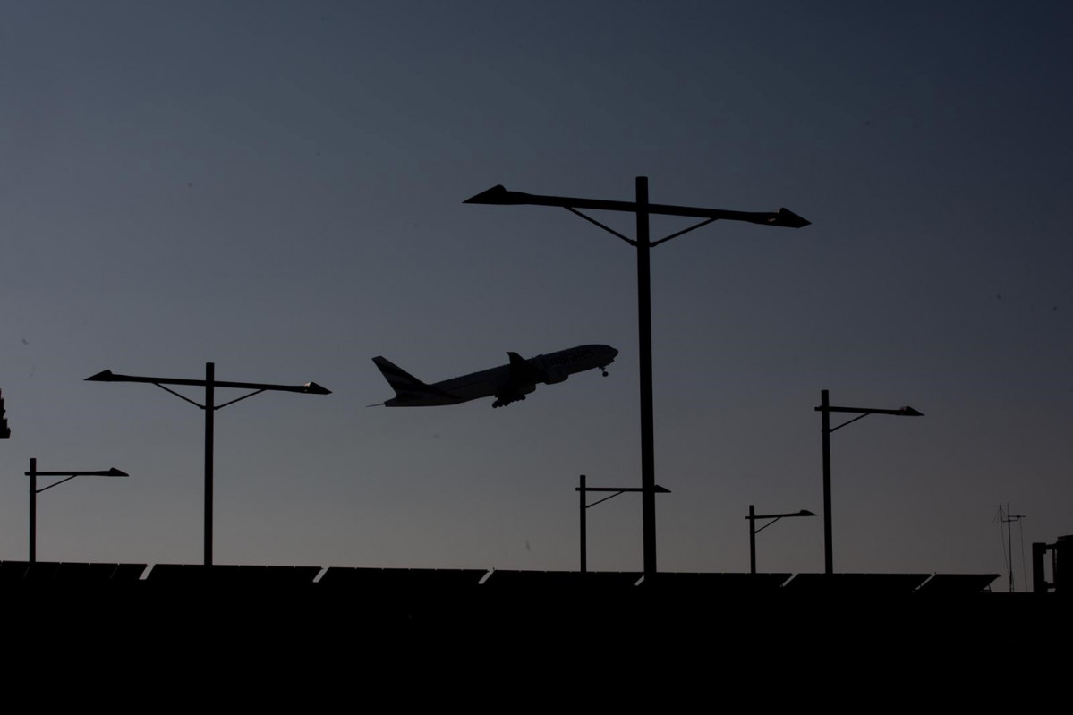 Archivo - Avión despegando del Aeropuerto de Barcelona-El Prat