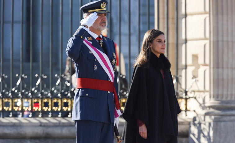 El Rey Felipe VI es recibido por el príncipe Faisal bin Hussein a su llegada a Jordania