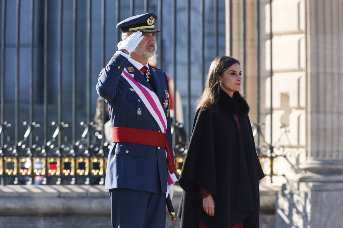 EuropaPress 4907459 rey felipe vi reina letizia saludan llegada celebracion pascua militar