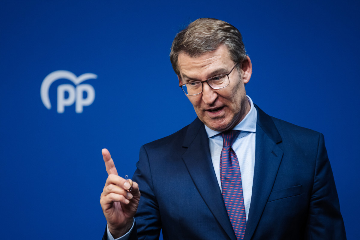 El líder del PP, Alberto Núñez Feijóo, durante una rueda de prensa, en la sede del partido en la calle Génova, a 11 de enero de 2024, en Madrid (España). Durante la comparecencia, Feijóo ha anu